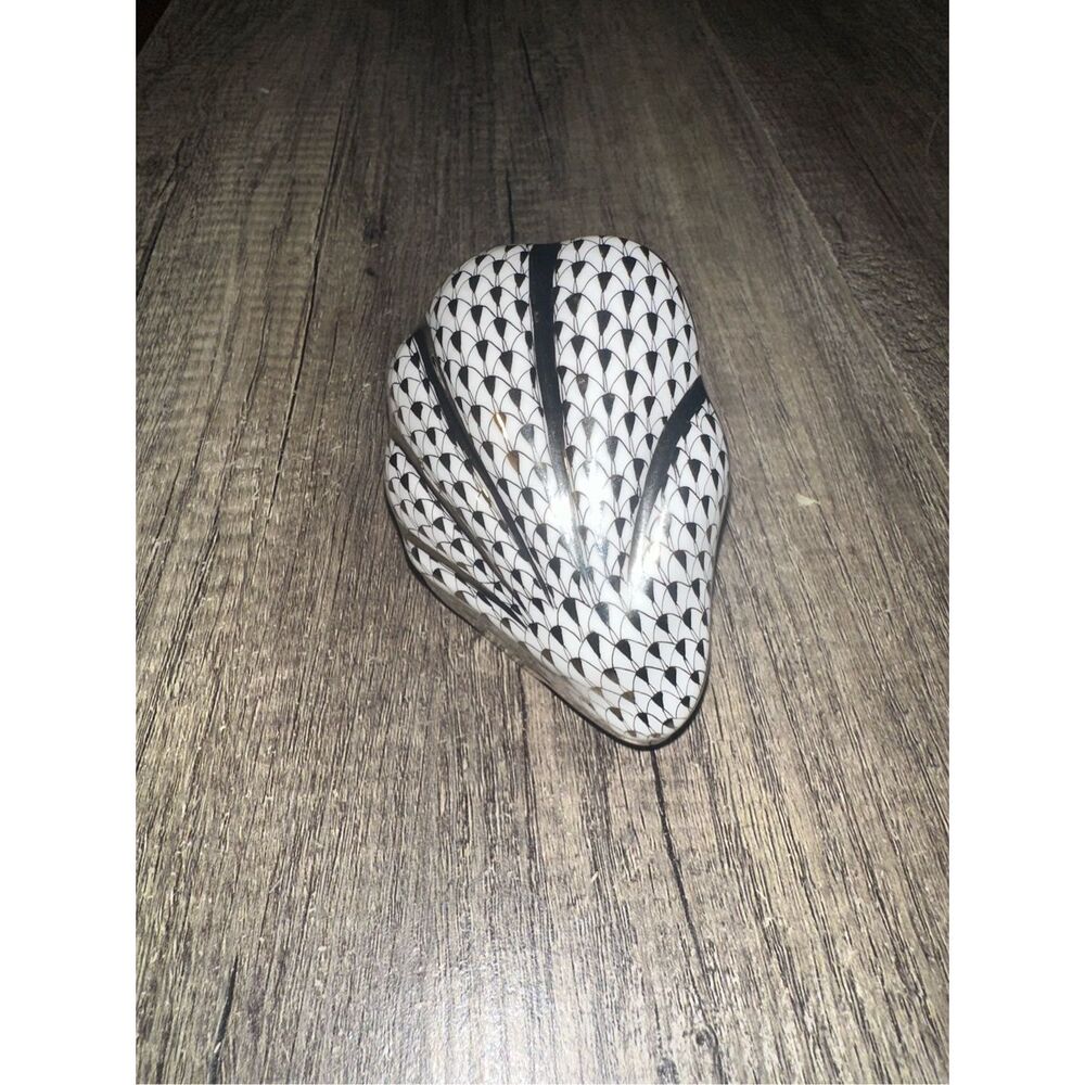 Herend Figurine - Large Oyster Shell w/ Pearl - *Platinum* Fishnet - Picture 3 of 5